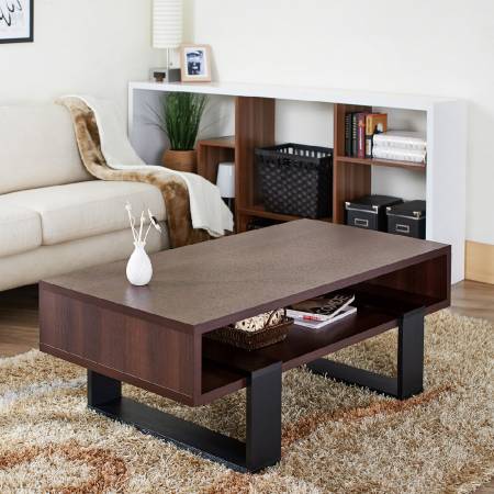 Fekete faerezetes asztallábak.